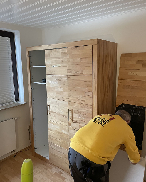 Umzugsunternehmen Hitzke Lippstadt - Mitarbeiter bei Möbel abbau